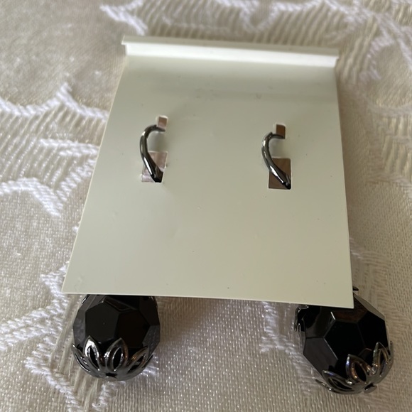 Pair of New On Cards Dangle Earrings Jules Red Sparkly & Latest Fashion Black - Picture 3 of 5